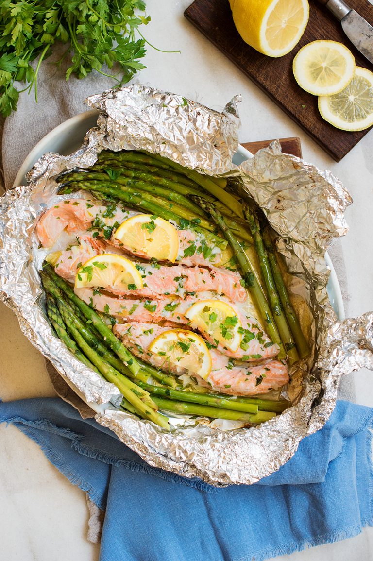 Salmón al papillote con espárragos trigueros La Cuchara Azul Este