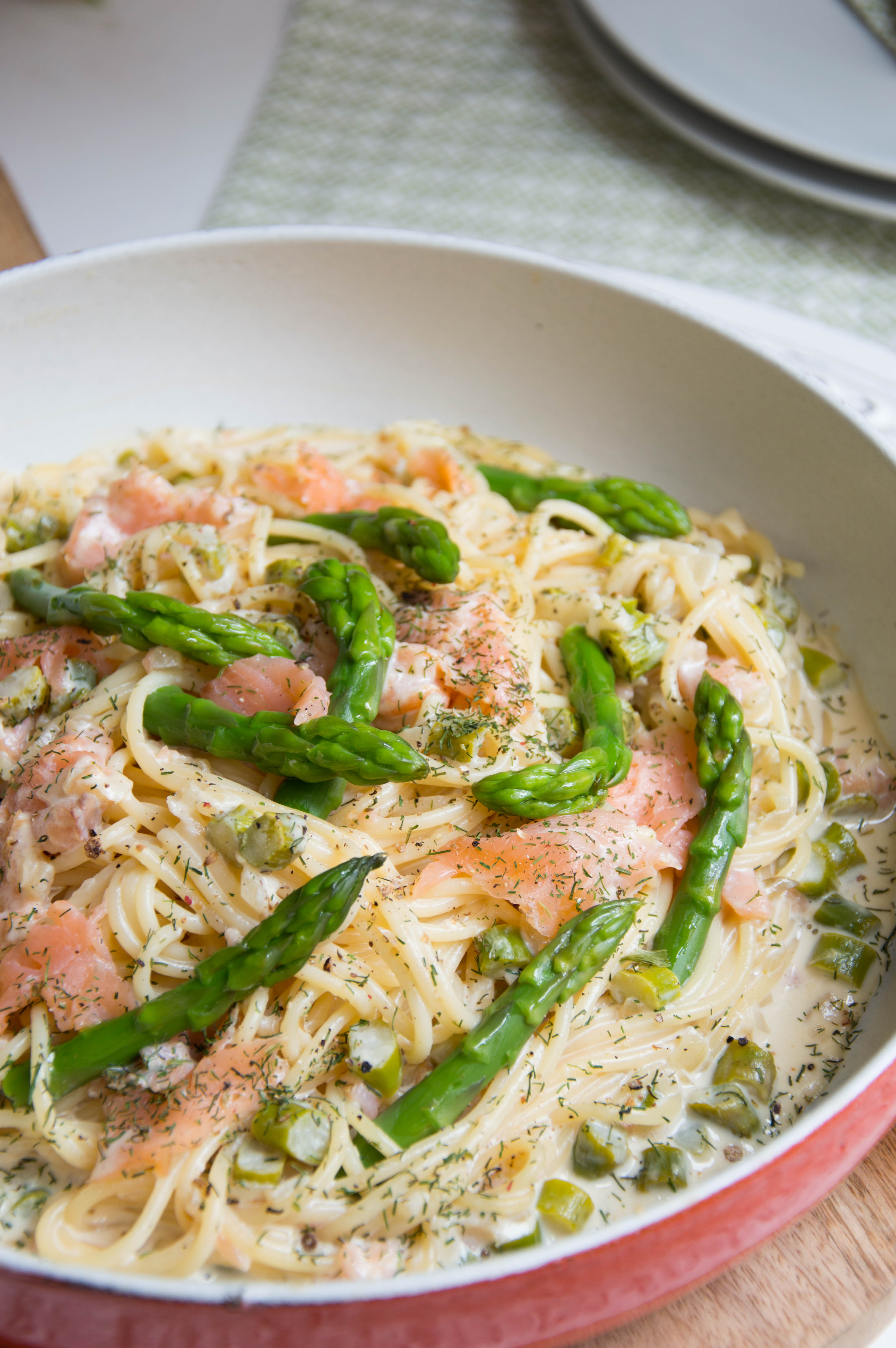 espagueti con salmón ahumado y espárragos trigueros receta
